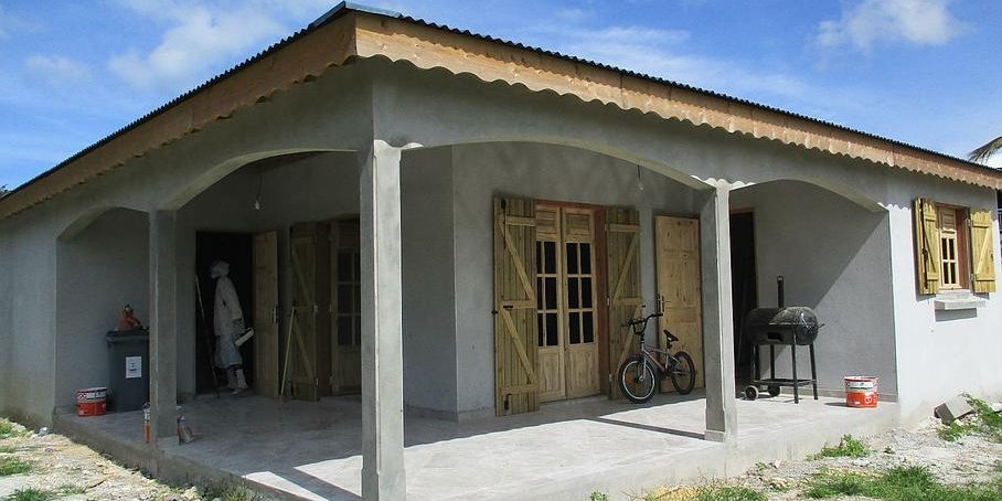 Maison en travaux avec terrasse couverte et menuiseries en bois Maison en travaux avec terrasse couverte et menuiseries en bois